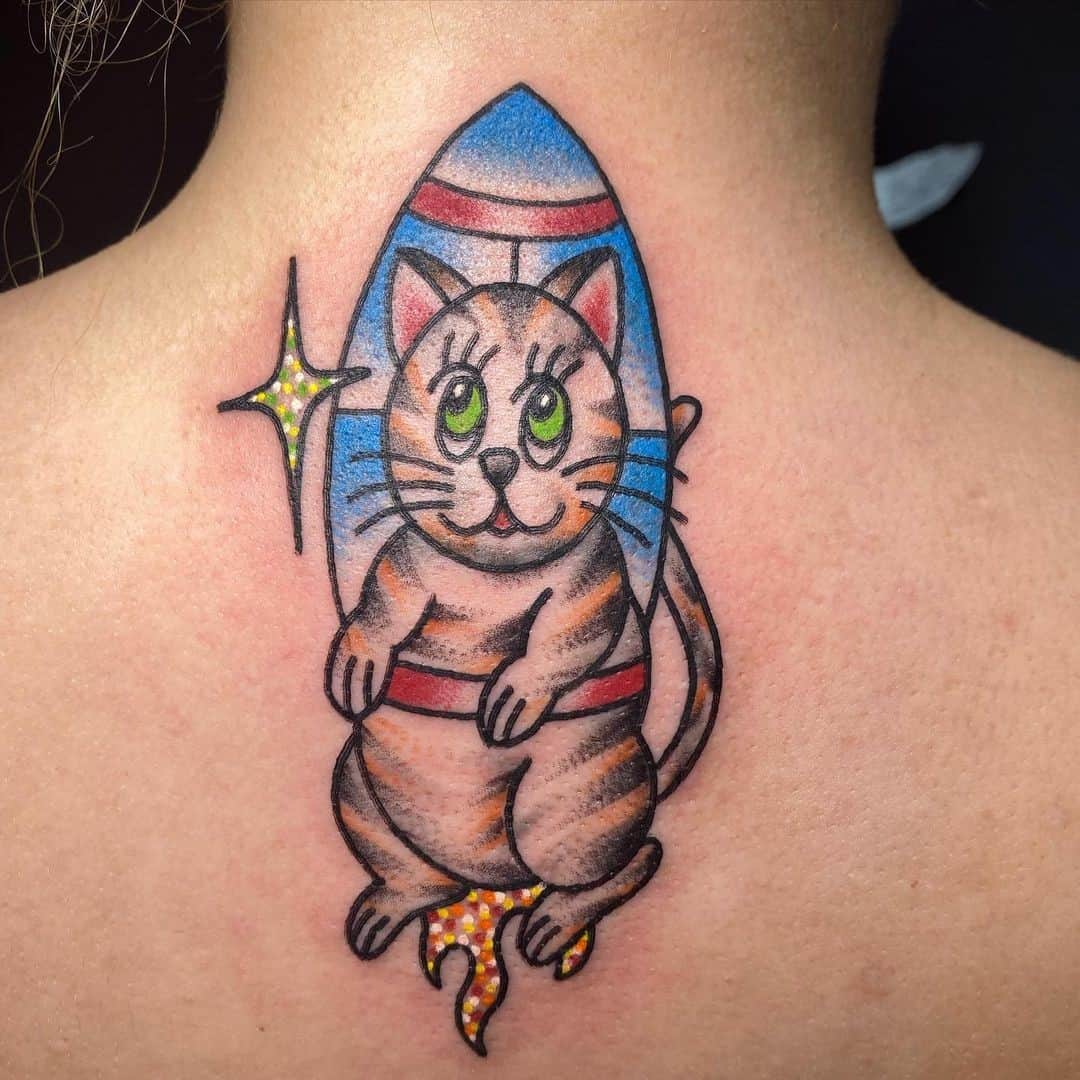 Diseño de tatuaje de gato en el cuello