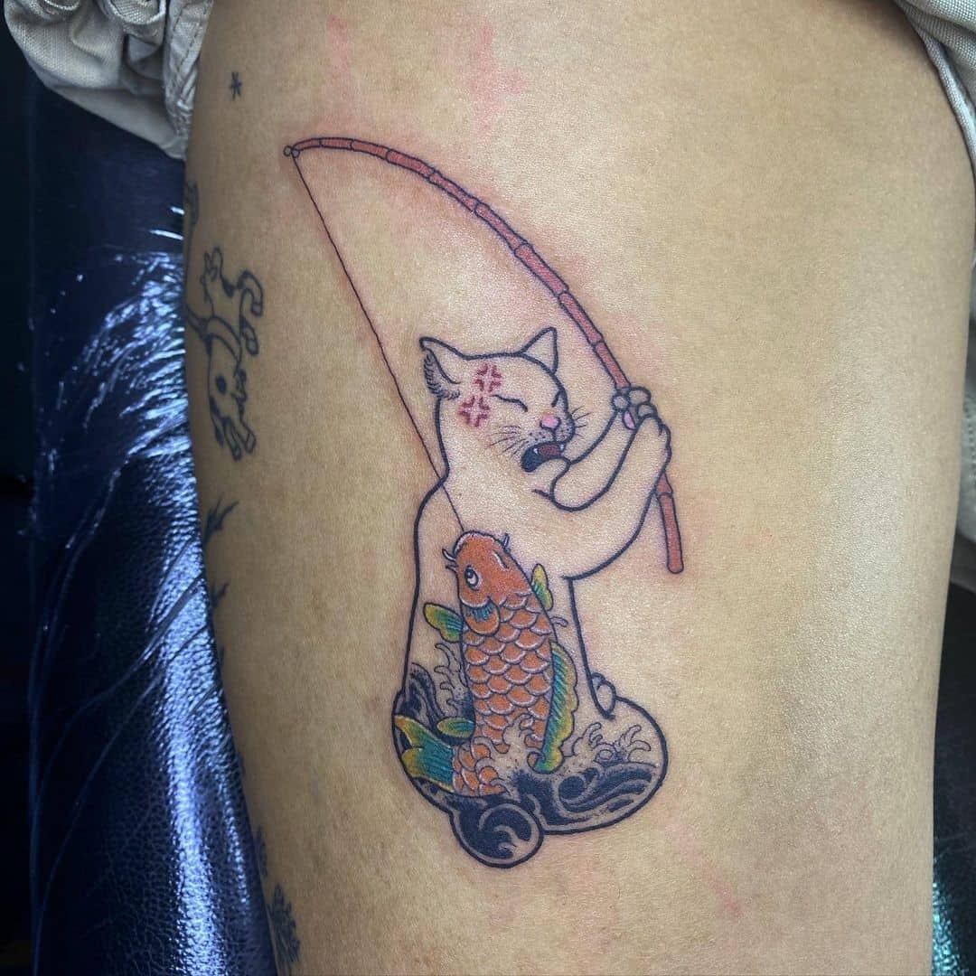 Tatuaje de gato artístico de dibujos animados