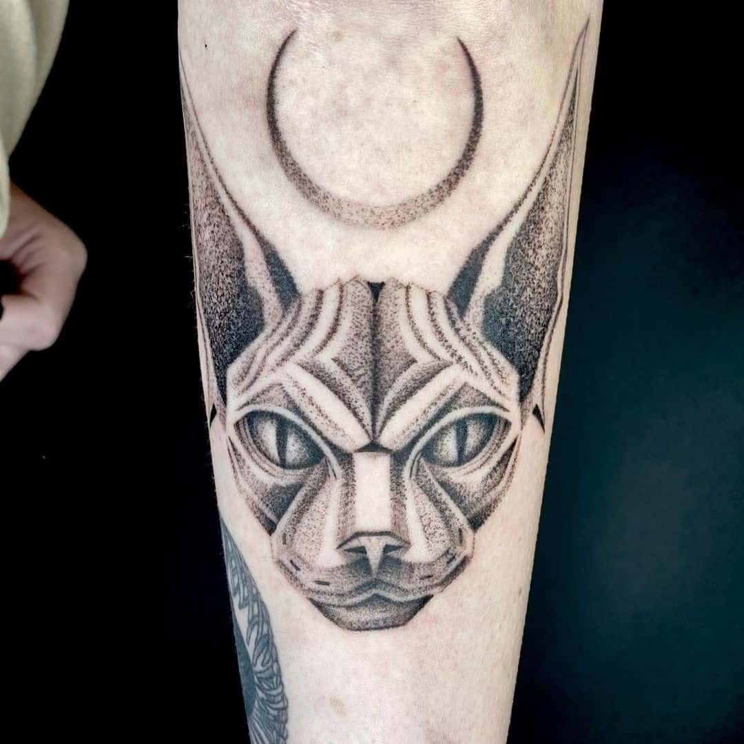 Tatuaje en el brazo, gato negro