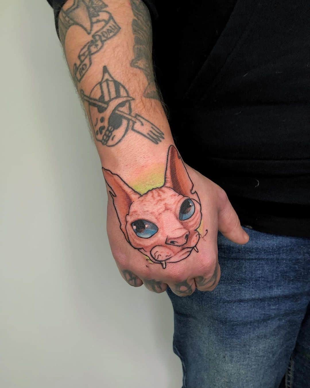 Idea del tatuaje del gato del puño