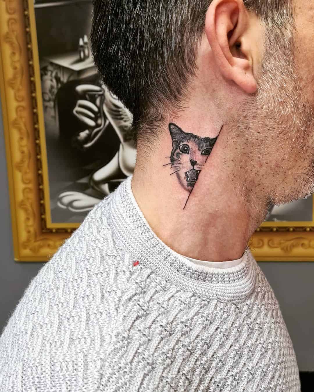 tatuaje de gato en el cuello