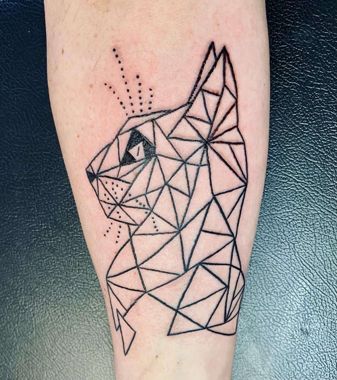 Tatuaje de gato geométrico