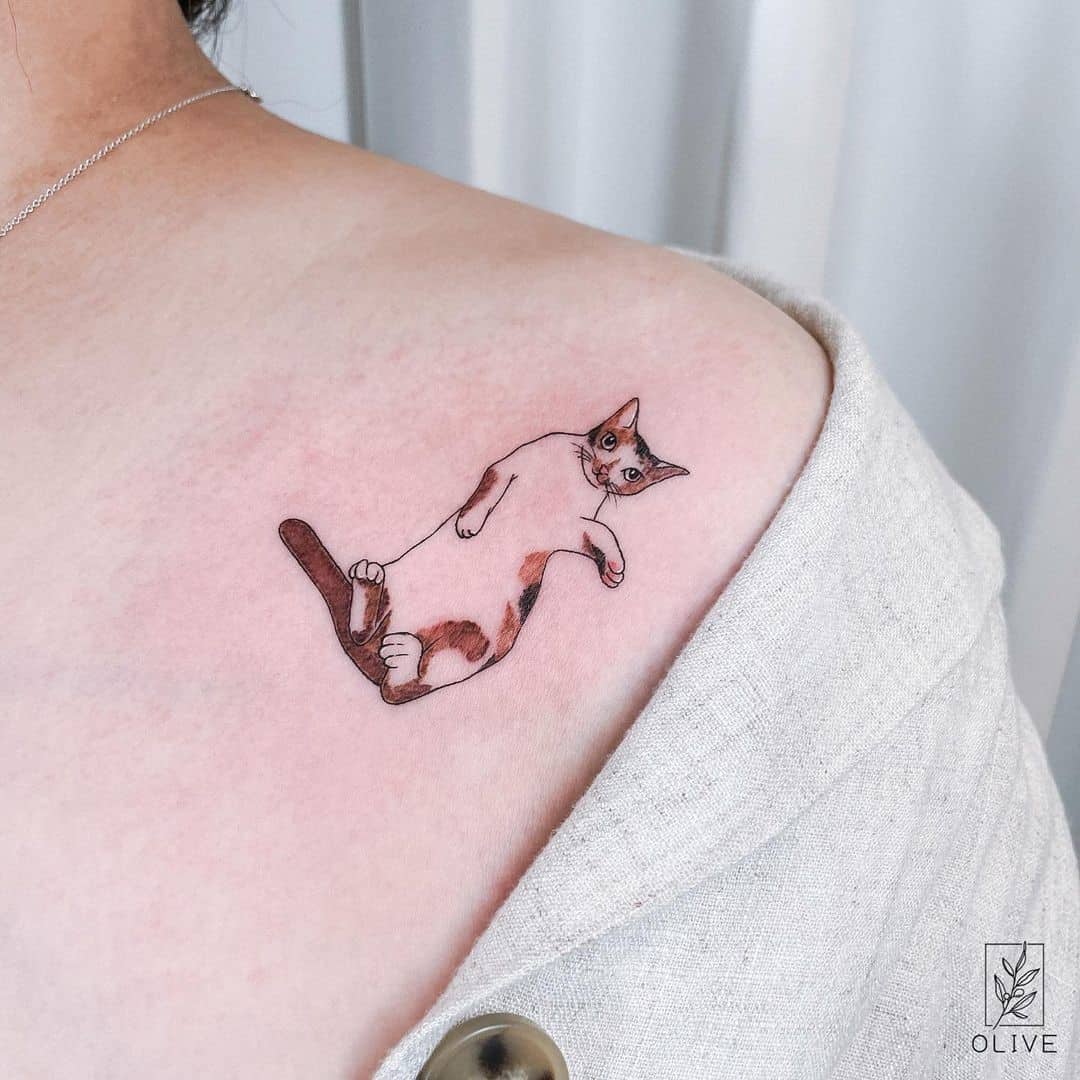 Tatuaje de gato en el pecho para mujer