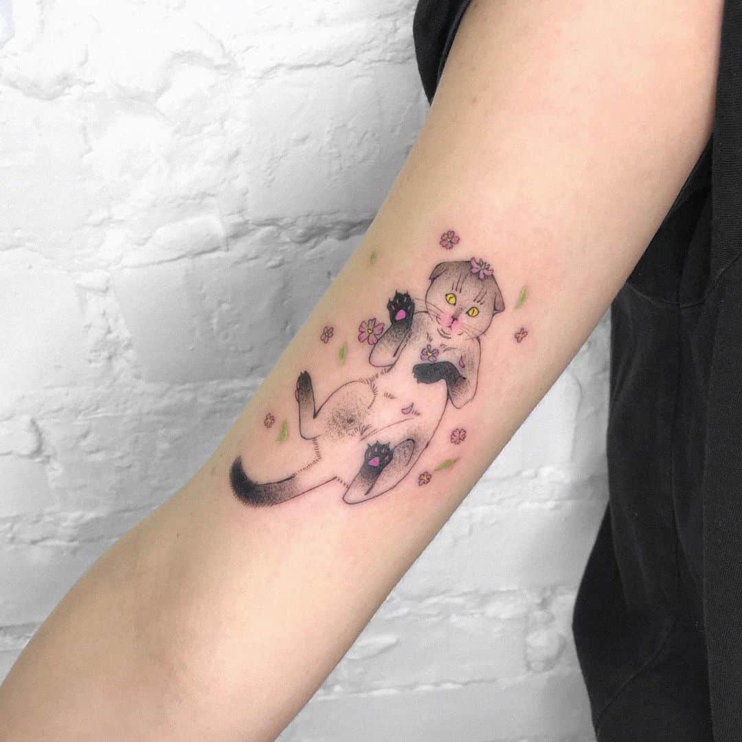 Diseño de tatuaje de gato pequeño