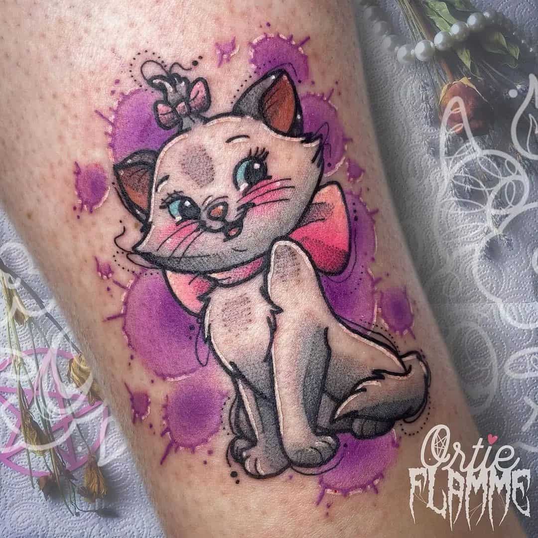 Tatuaje de gato rosa brillante