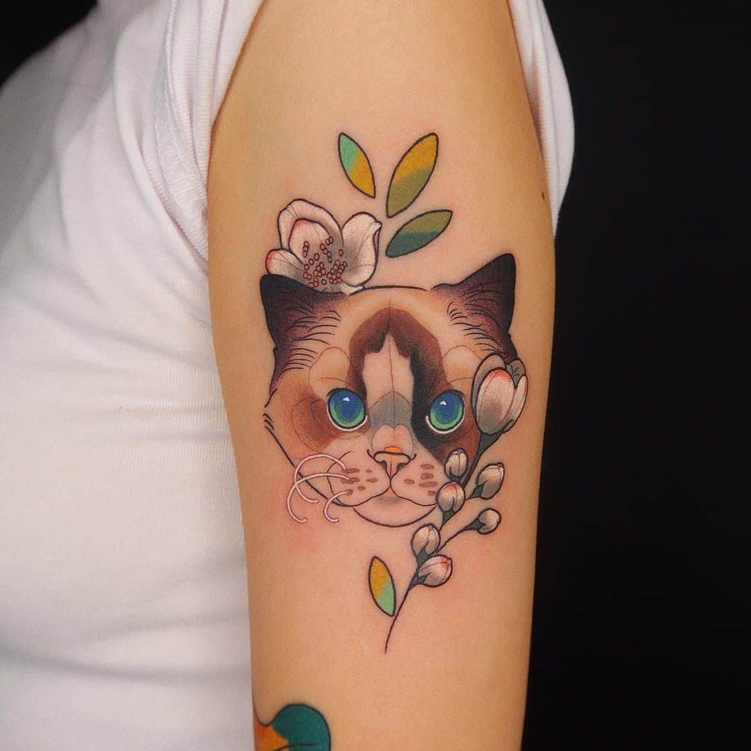 Tatuaje en el brazo, gato colorido