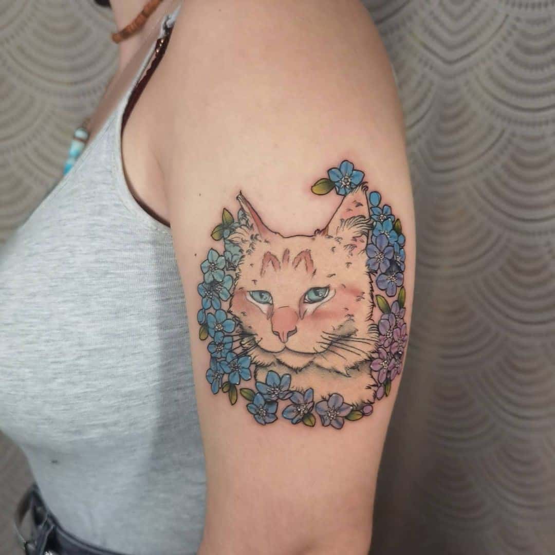 Tatuaje en el brazo, gato azul