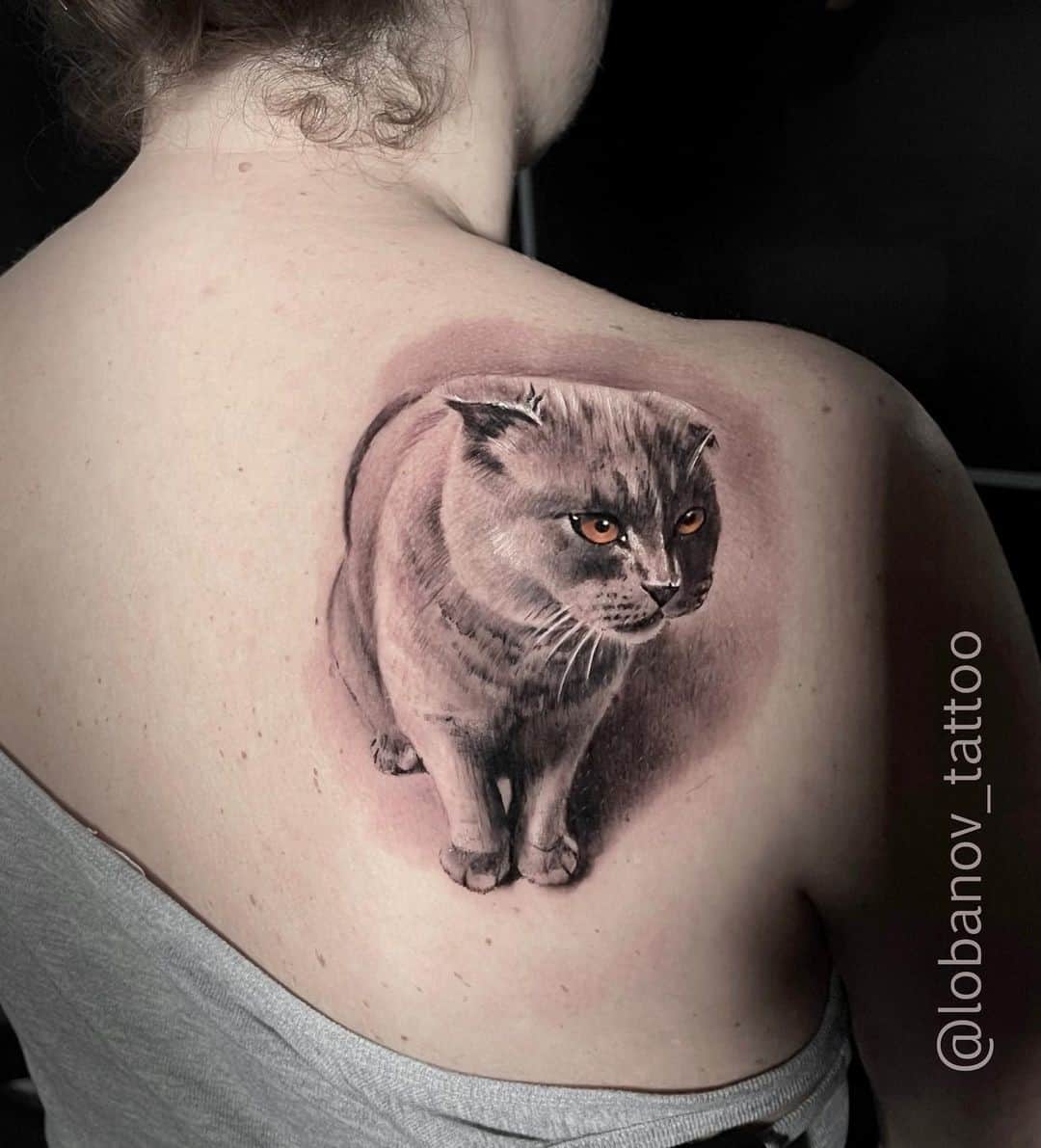 tatuaje de gato en la espalda para mujer