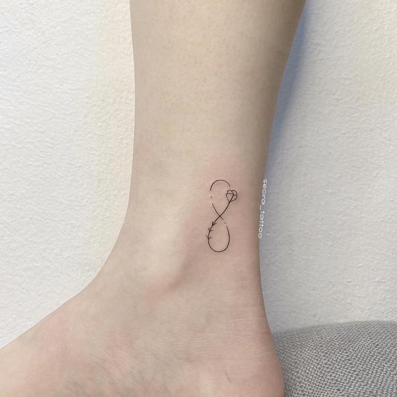 Pequeño tatuaje minimalista Infinity 2