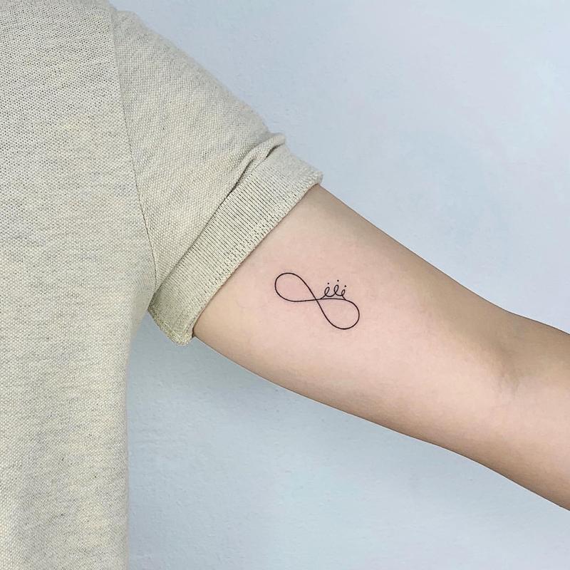Pequeño tatuaje minimalista Infinity 3