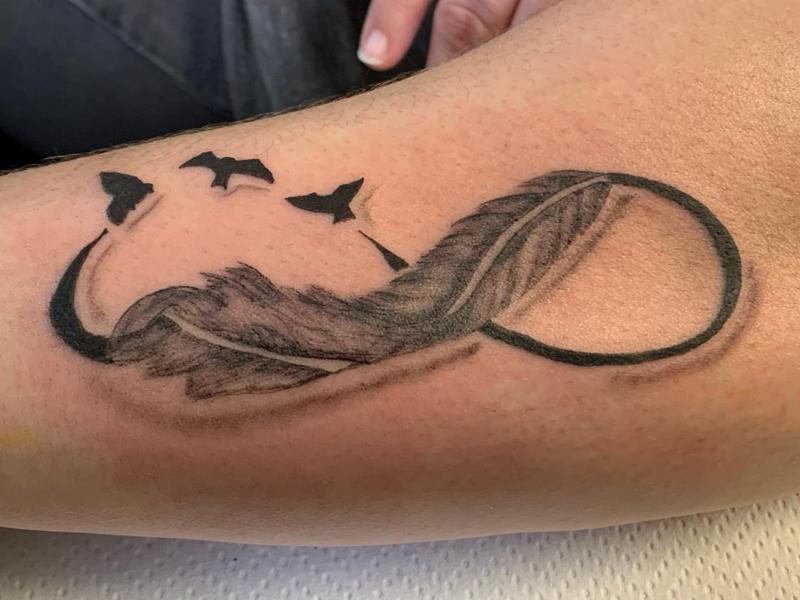 Tatuaje del símbolo del infinito con pájaros y plumas 1