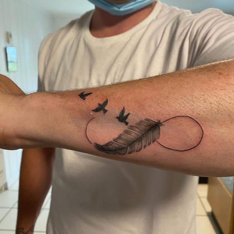 Tatuaje del símbolo infinito con pájaros y plumas 3