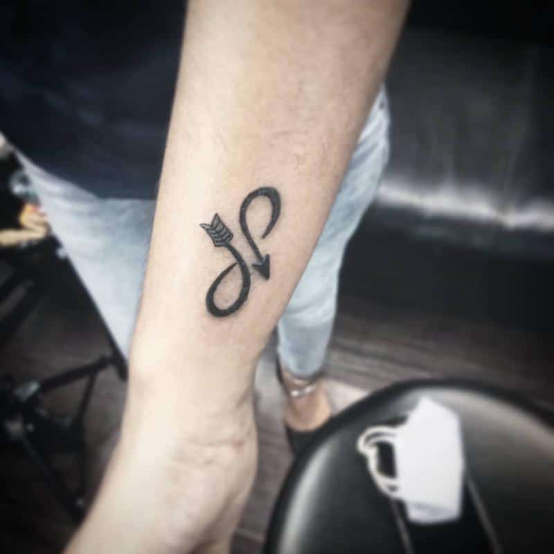 Tatuaje de flecha infinita 1