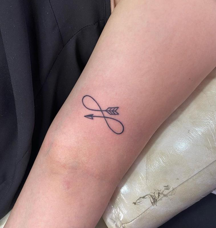 Tatuaje de flecha infinita 2