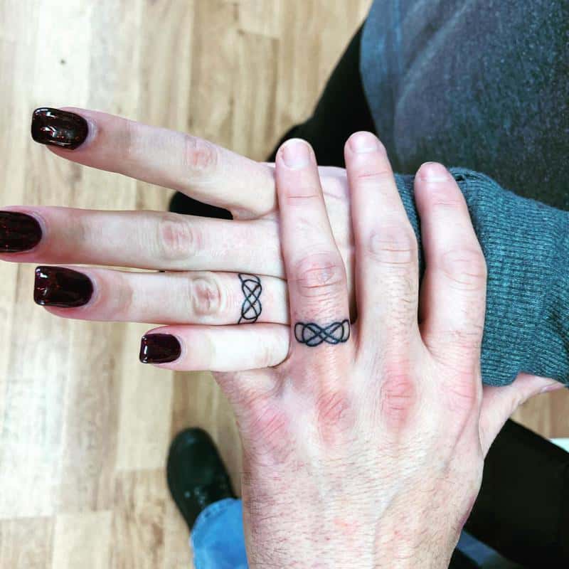 Tatuajes en los dedos del símbolo del infinito 1