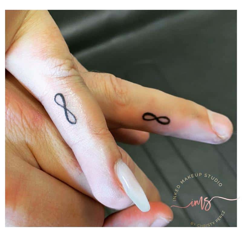 Tatuajes en el dedo del símbolo del infinito 3