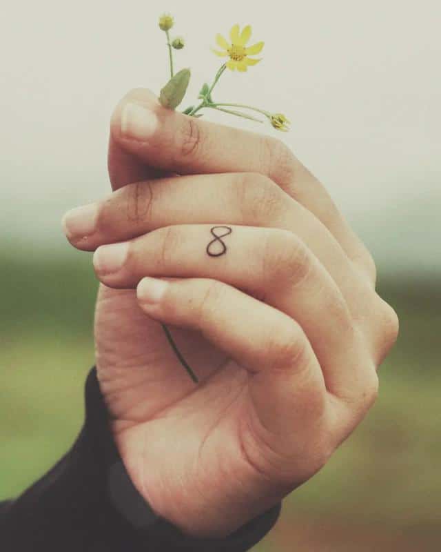 Tatuajes en el dedo del símbolo del infinito 2