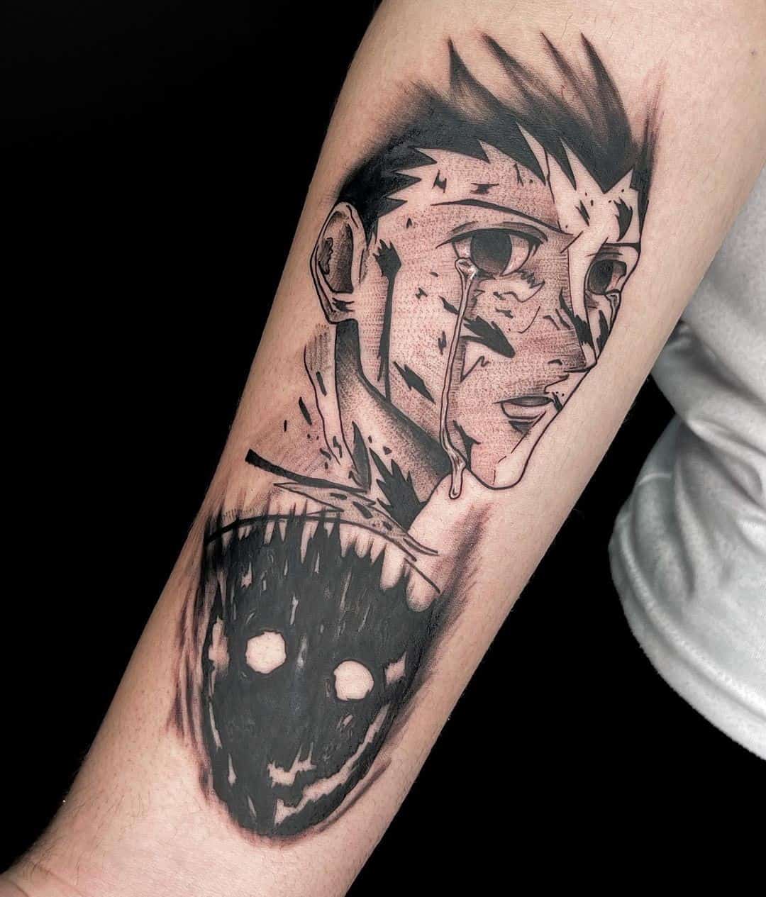 Tatuaje en el brazo, fantasma aterrador, tinta negra