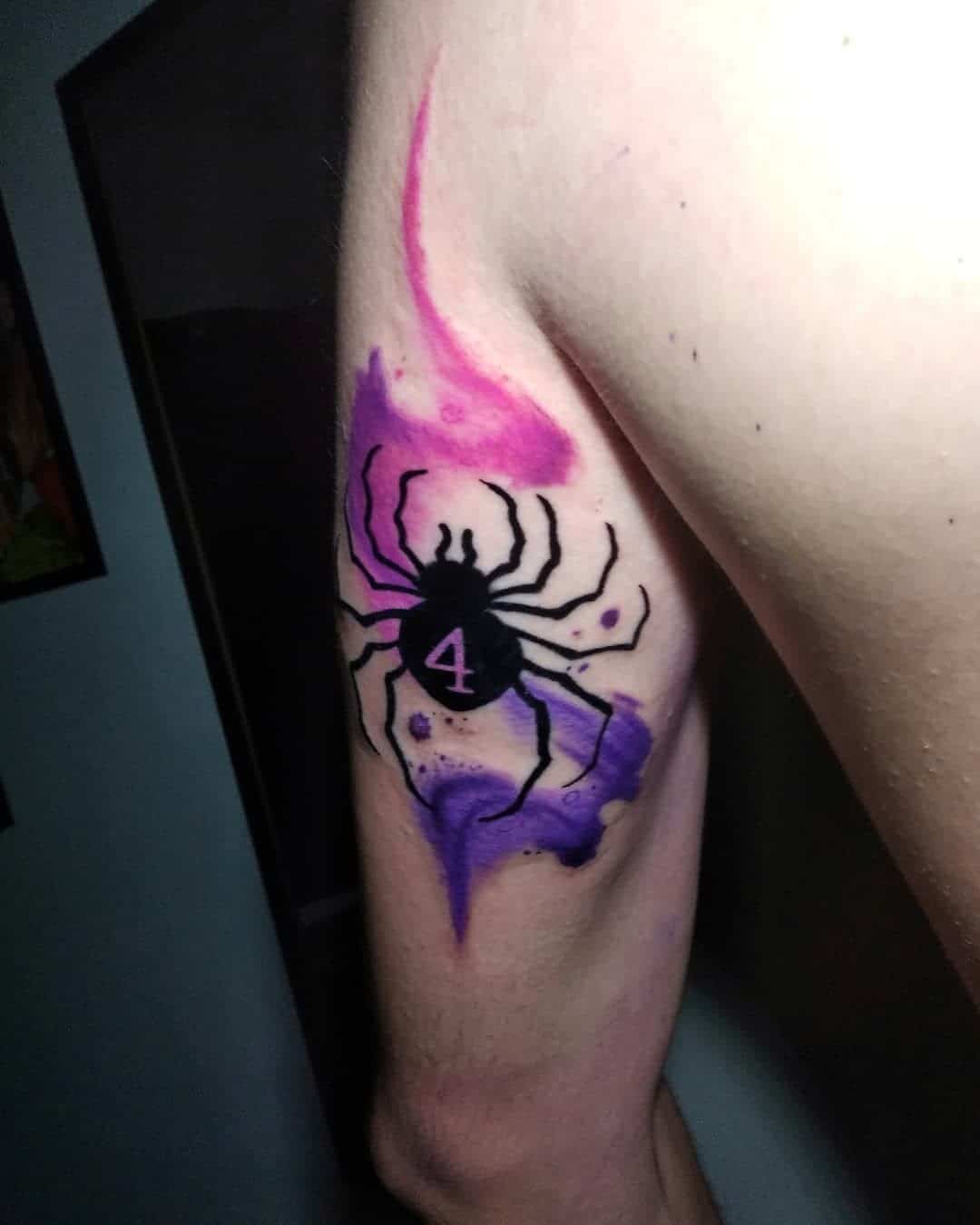 Tatuaje de número 4 de araña morada