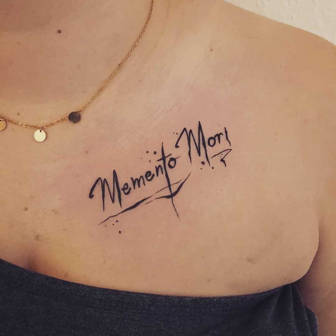 Memento Mori tatuaje en el pecho