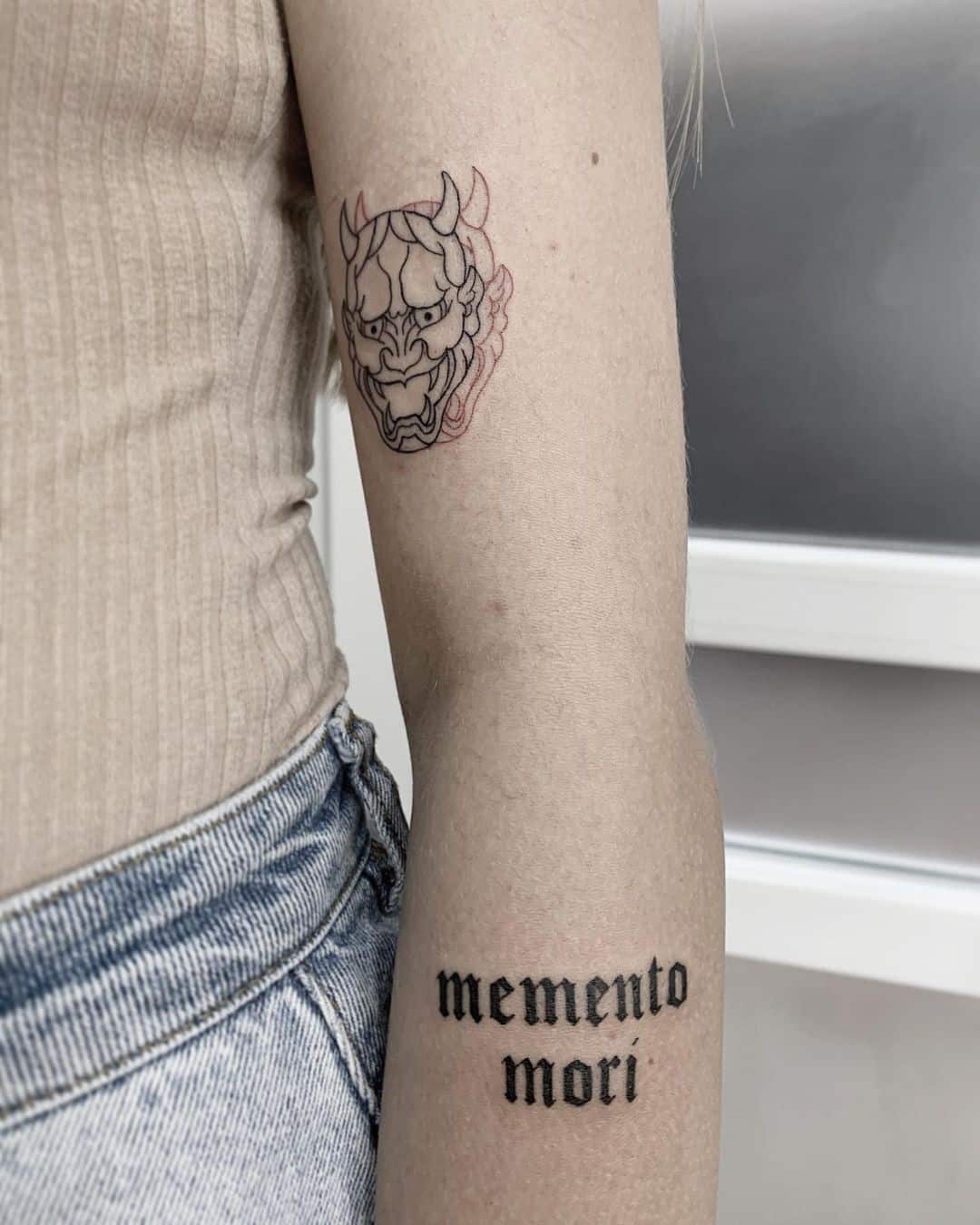 Pequeño tatuaje de Memento Mori en el brazo