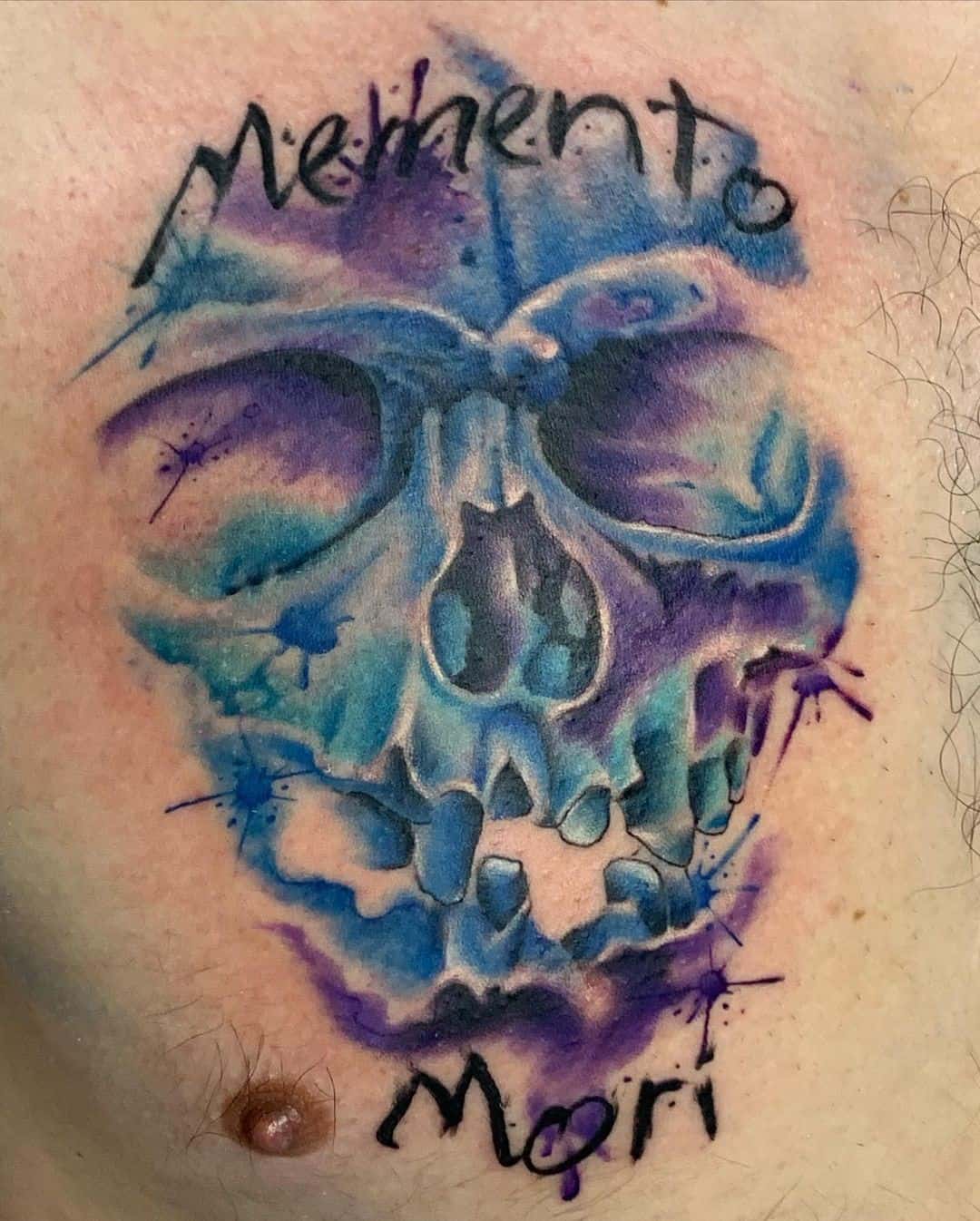 Tatuaje de calavera púrpura y azul brillante