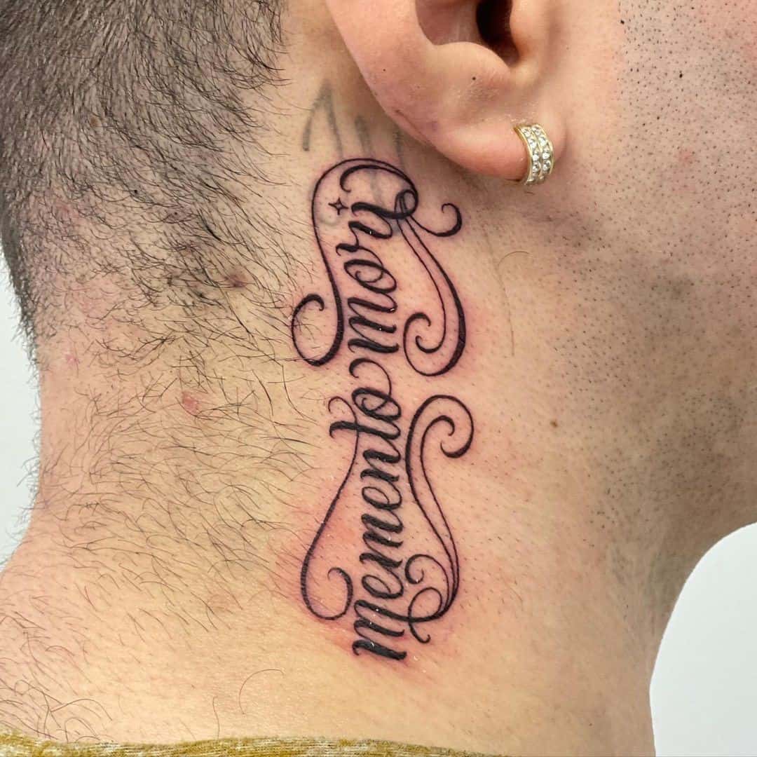 Memento Mori tatuaje en el cuello para hombres