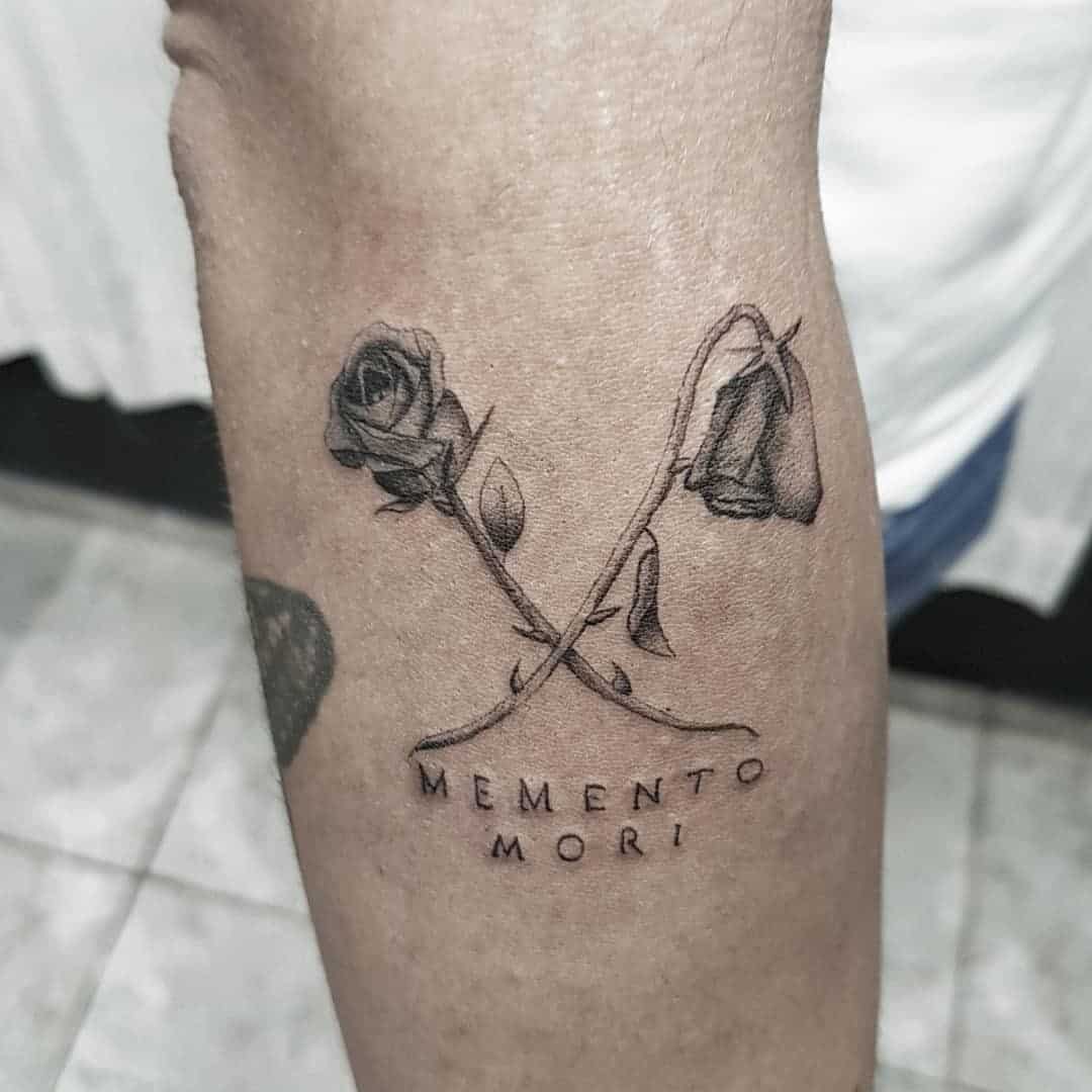Memento Mori tatuaje con una rosa
