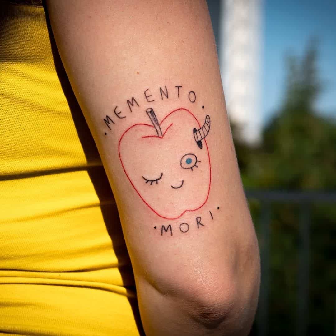 Tatuaje divertido y funky de Memento Mori
