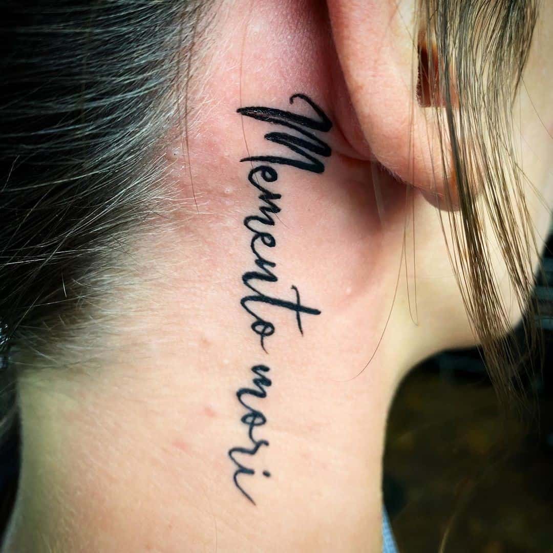Memento Mori tatuaje diciendo en el cuello