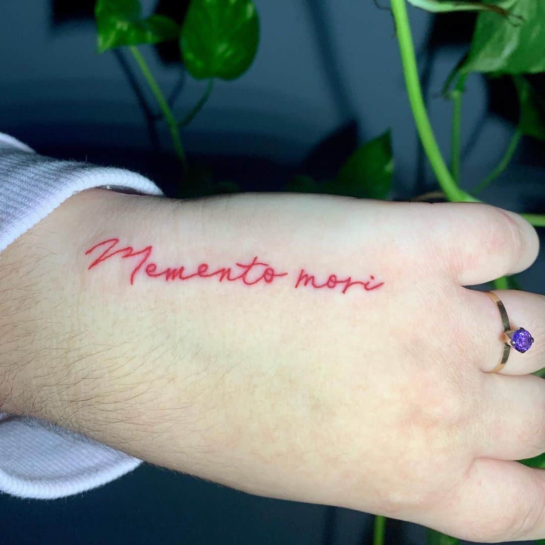 Tatuaje de tinta roja Memento Mori