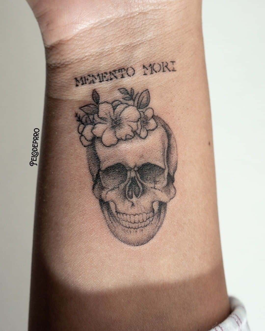 Memento Mori tatuaje con flores