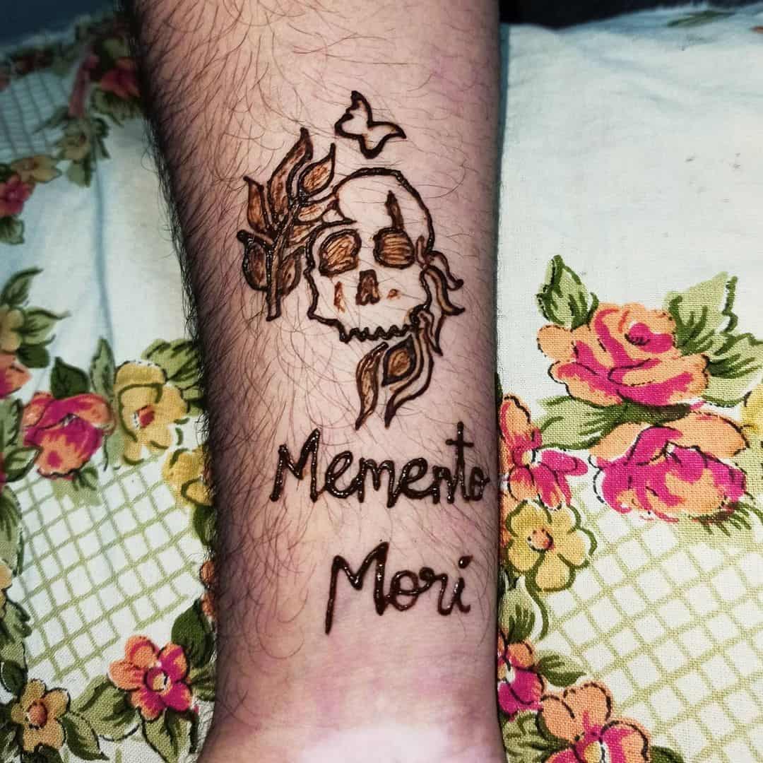 Diseño de tatuaje marrón Memento Mori