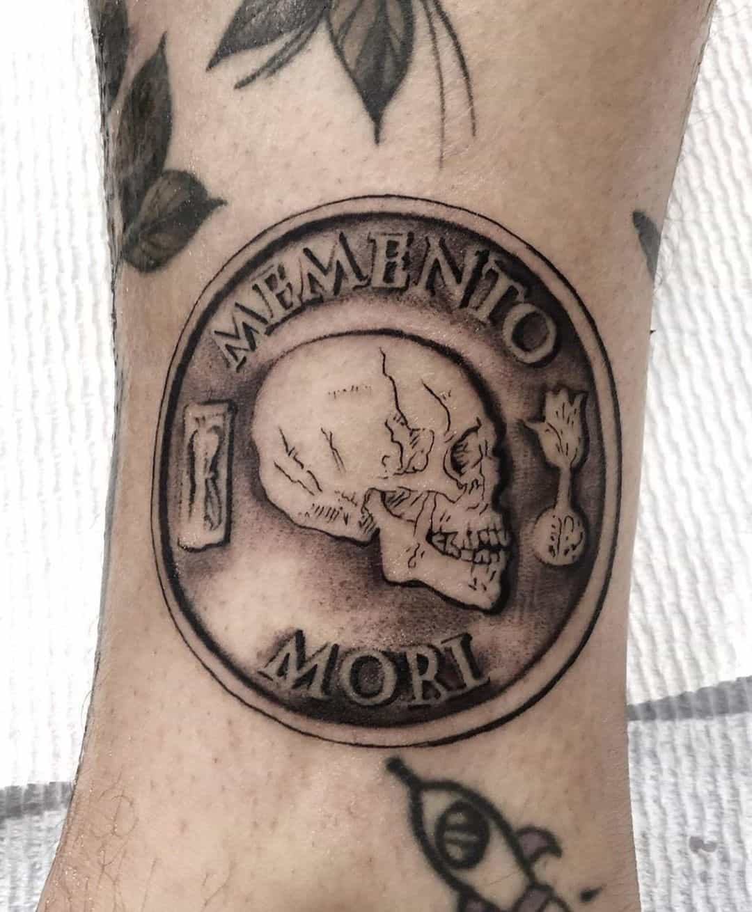 Tatuaje negro artístico Memento Mori con una calavera