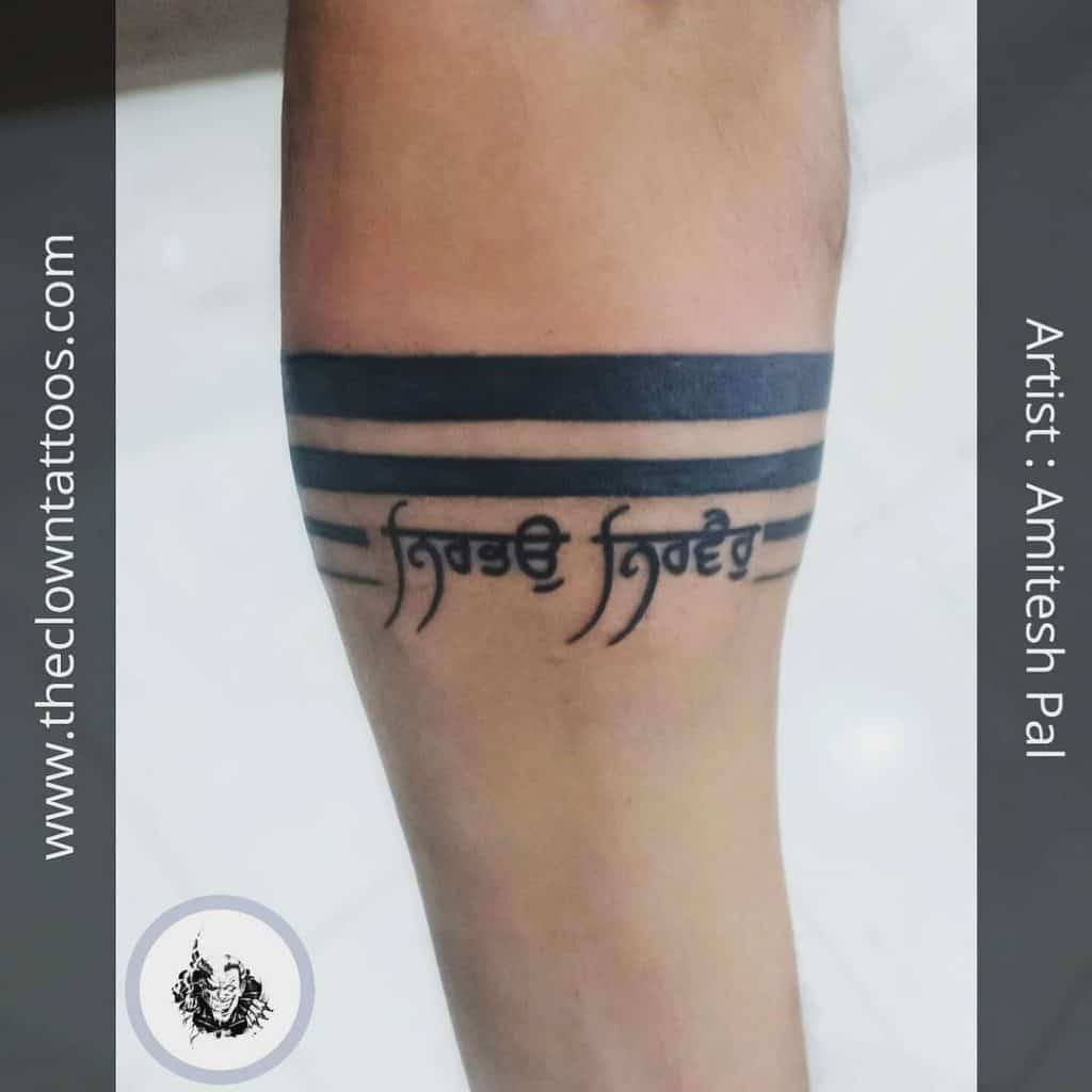 Tatuaje de brazalete negro en bíceps