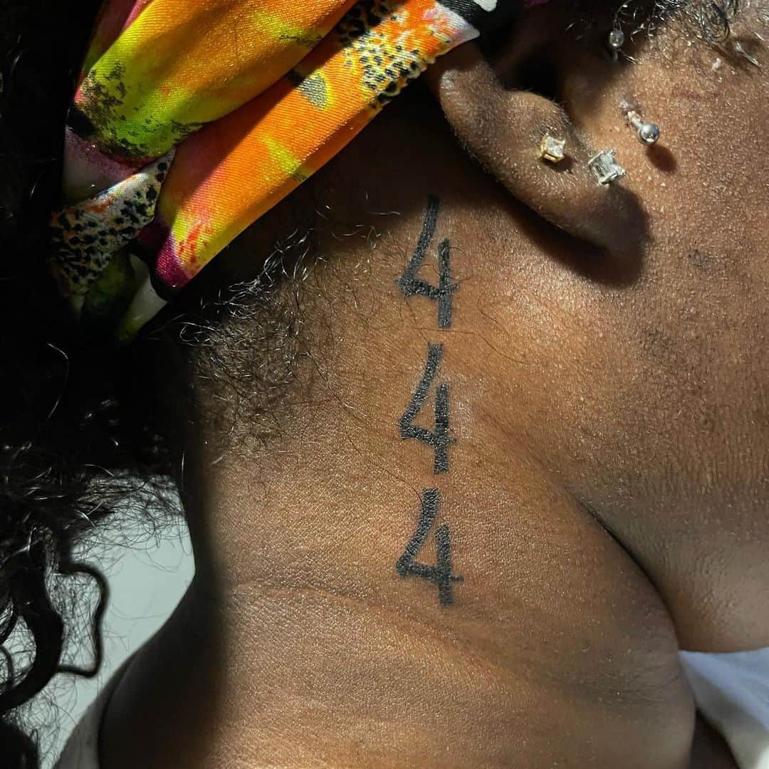 444 Tatuaje en el cuello 2