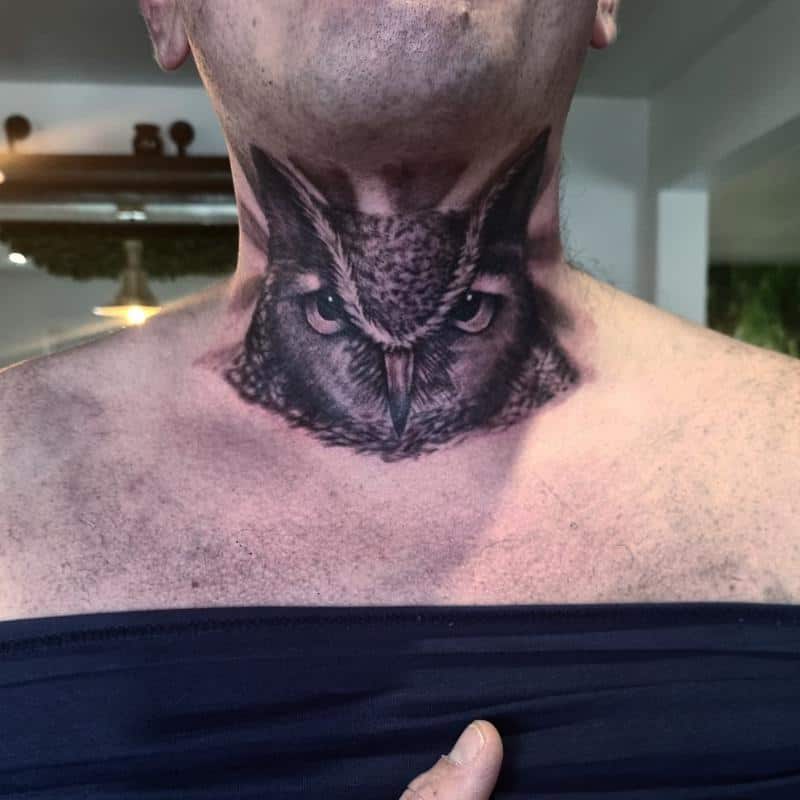 Tatuaje de búho en cuello y garganta 1