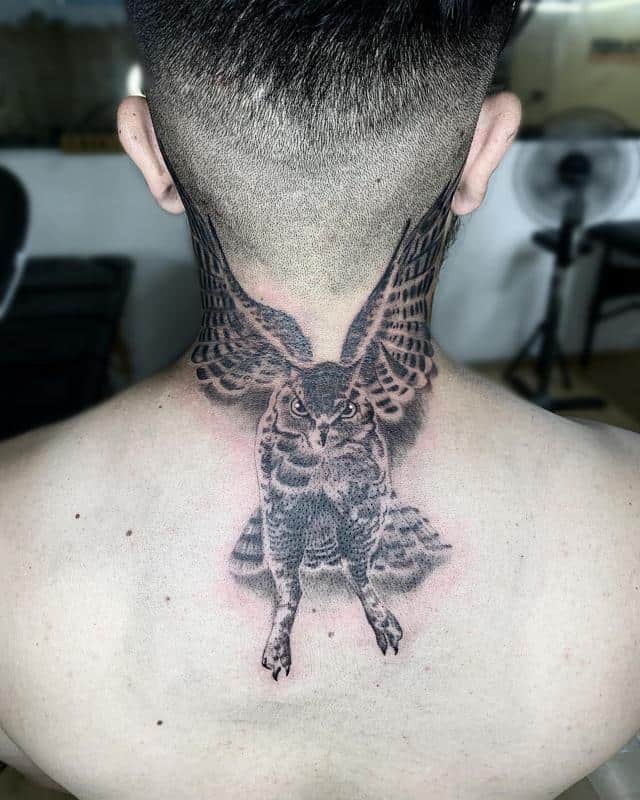 Tatuaje de búho en cuello y garganta 3