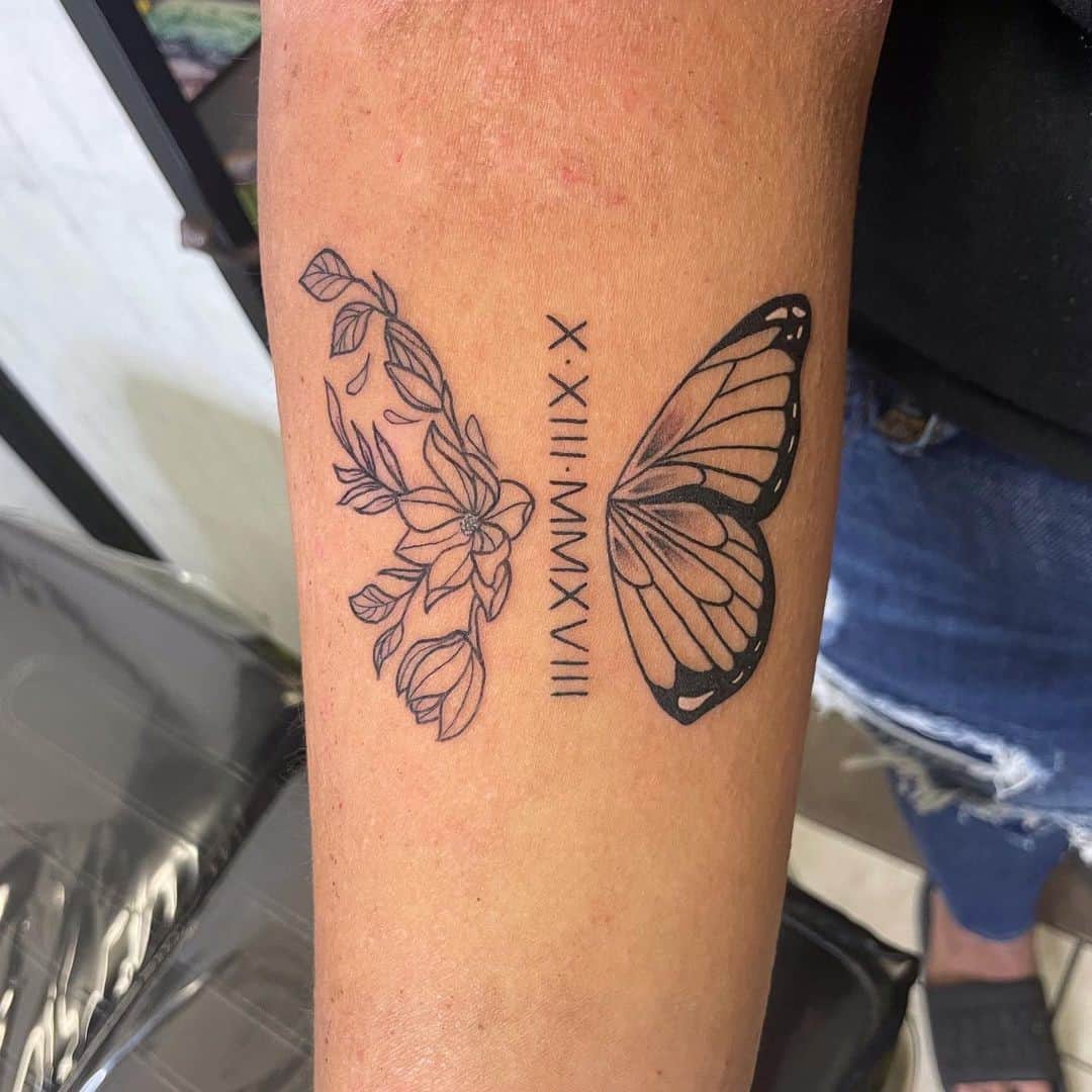 Tatuaje de mariposa y rosa