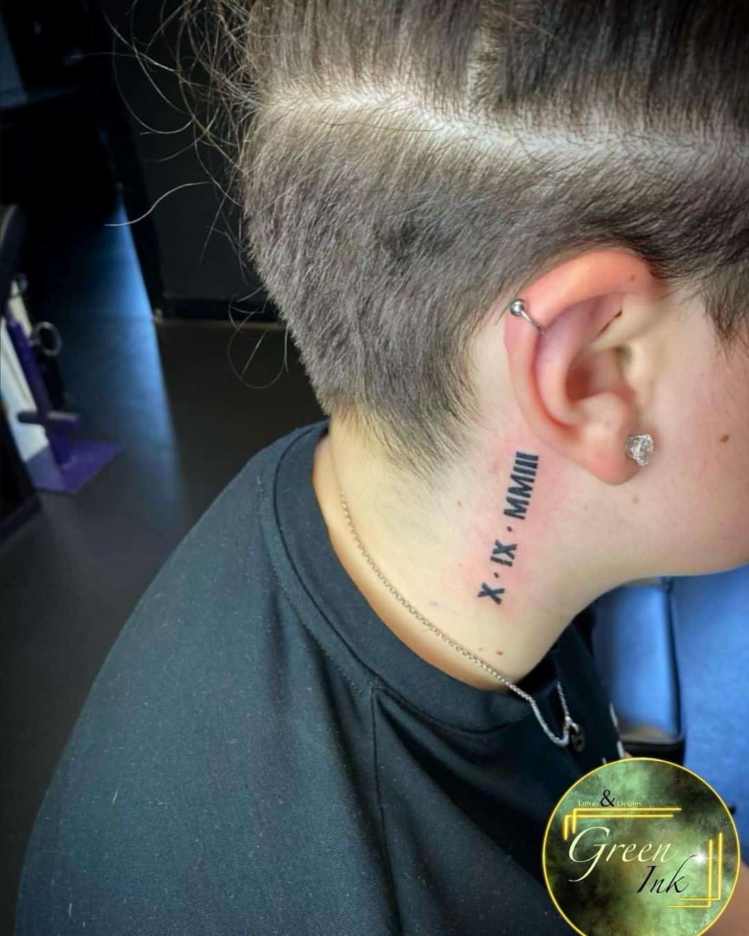 Tatuajes de números romanos en el cuello