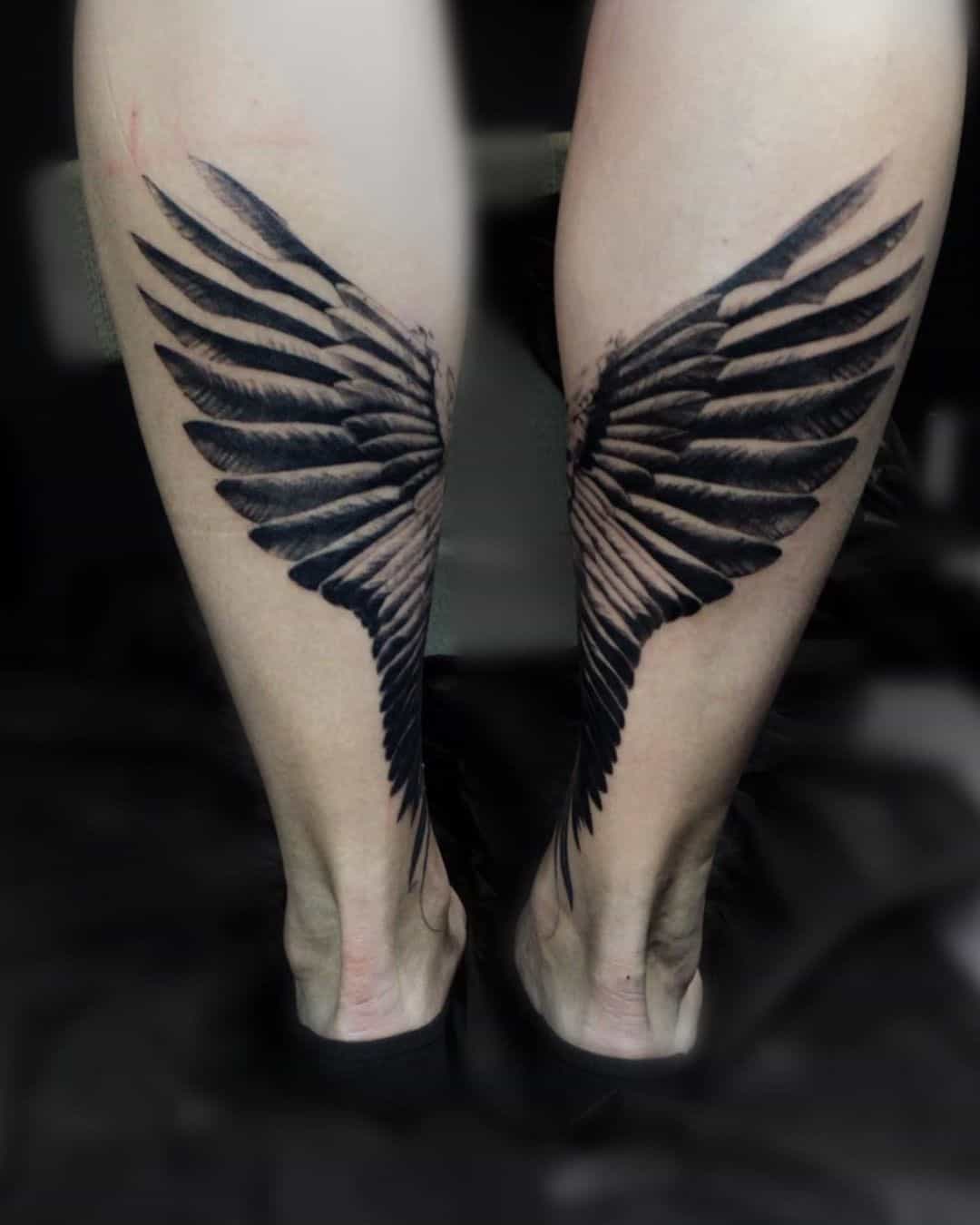 Diseño de ala de tatuajes de pierna negra