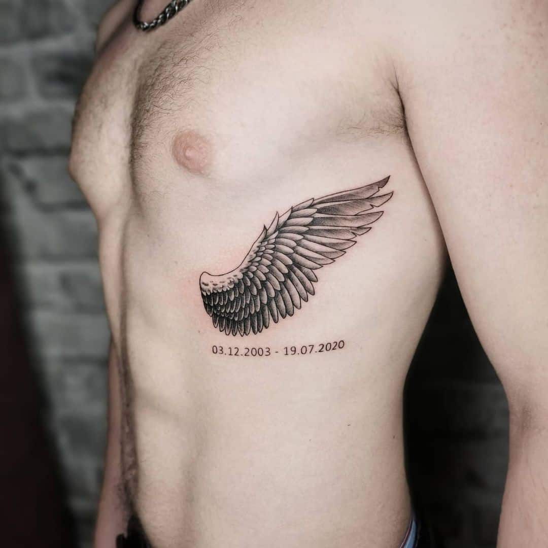 Tatuaje de ala en el estómago para hombres