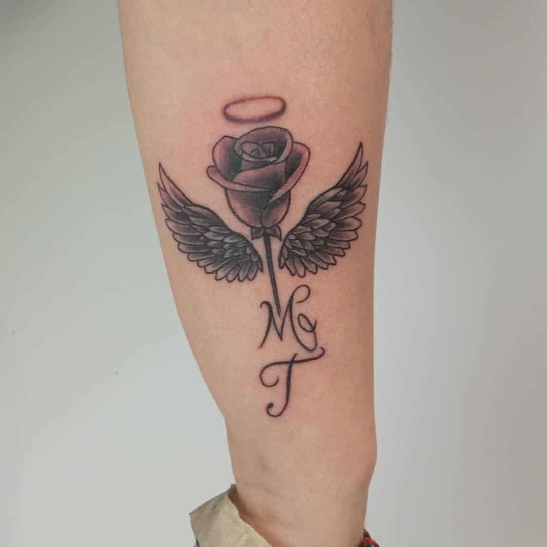 Diseño de tatuajes de alas con un tatuaje de rosa