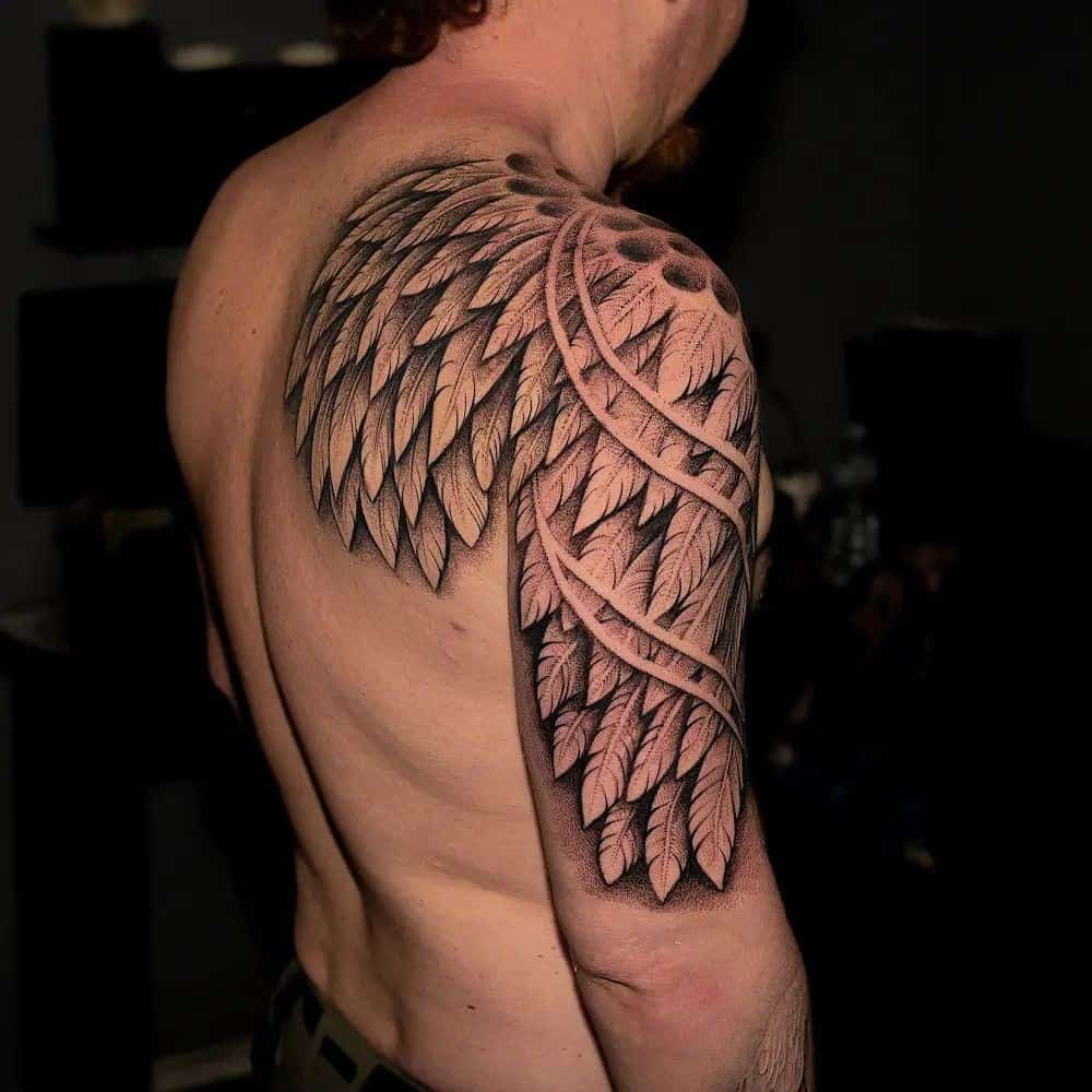 Tatuajes de ala en el hombro trasero