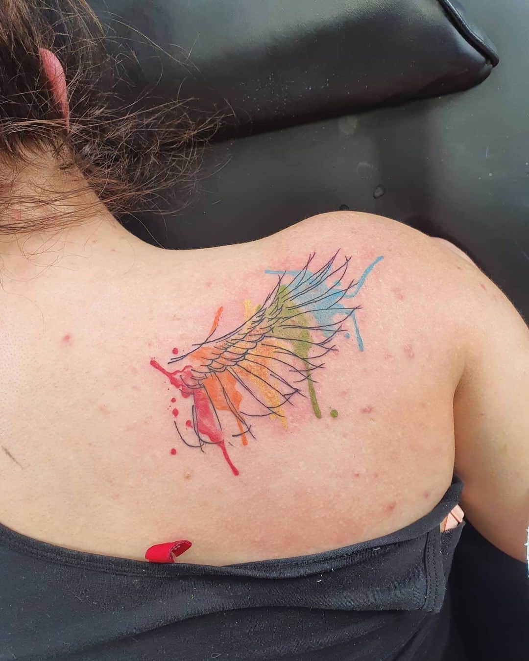 Tatuaje de pluma de alas coloridas
