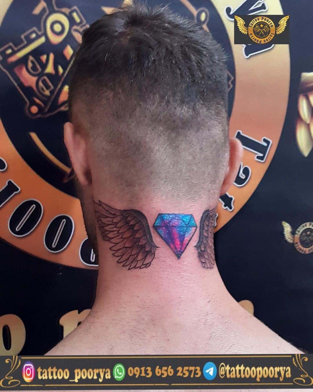 Tatuaje en el cuello para hombres con alas