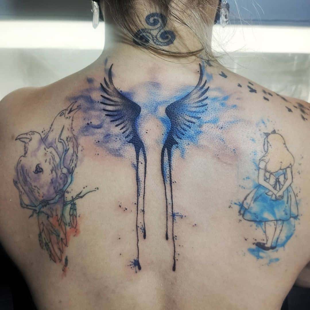 Tatuaje azul en el cuello
