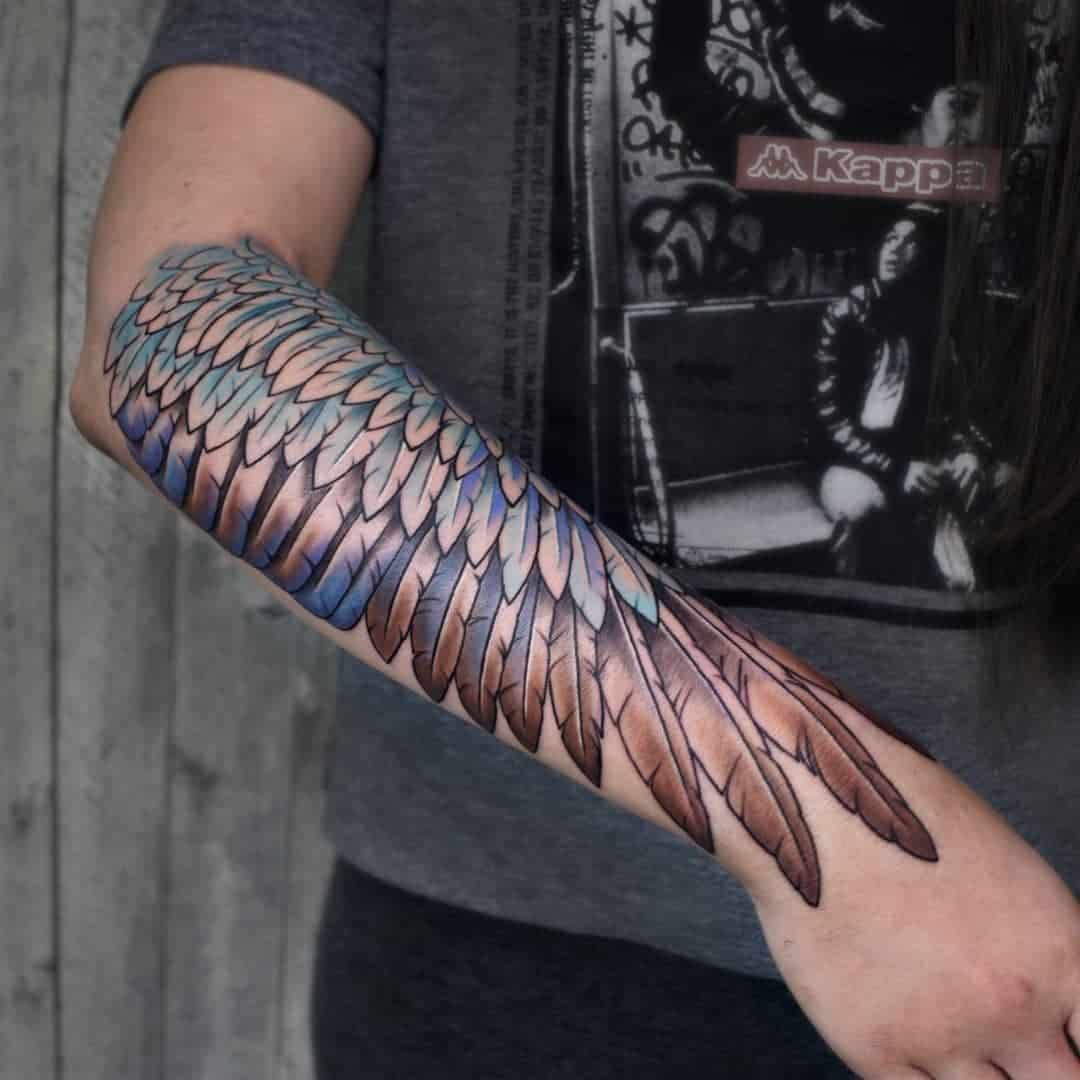 Diseño de tatuaje de ala de antebrazo