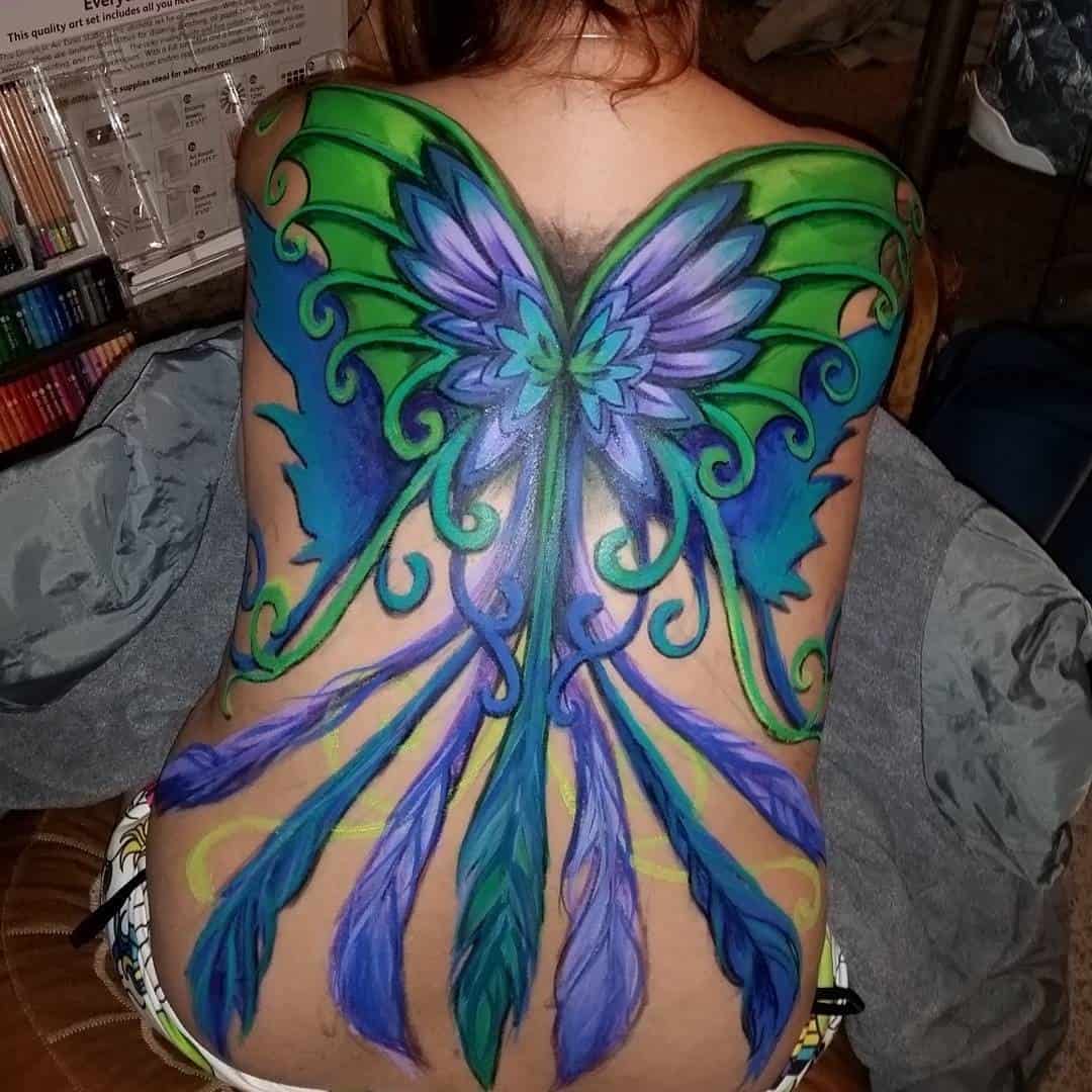 Tatuaje en la espalda por todo el diseño del ala