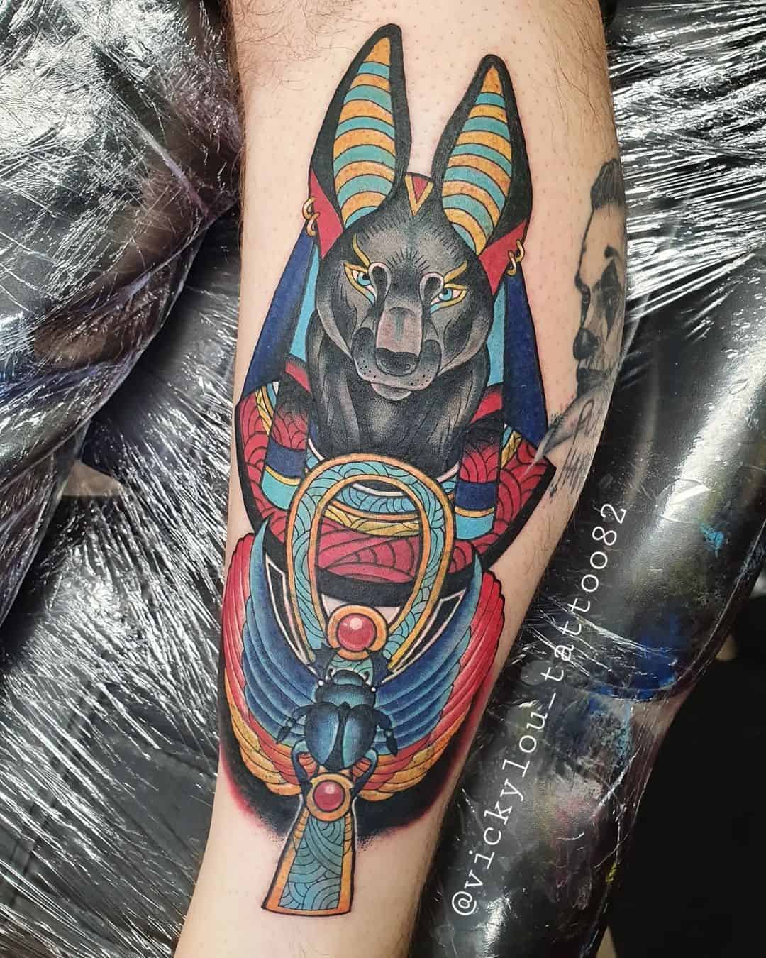 Tatuaje colorido y único de Anubis